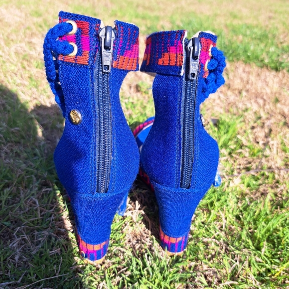 Blue Heels with multicolored design - Picture 7 of 8